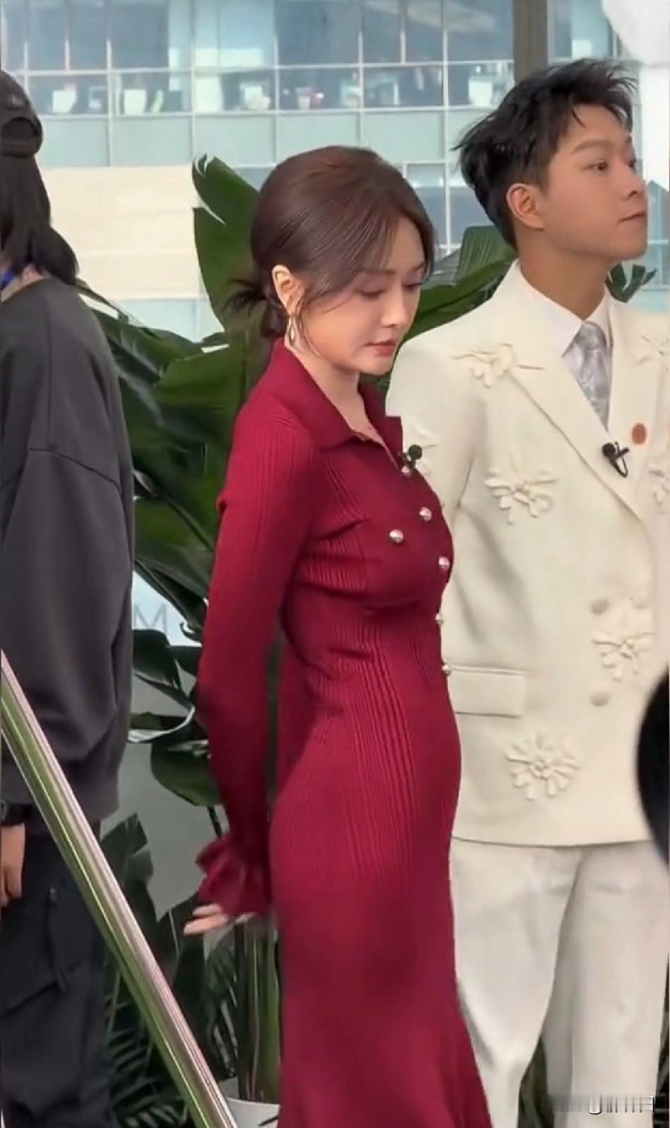 秦岚“瘦而不柴”，纤细紧致的腰腹线条和饱满的臀部曲线，无一不呈现出力量感和健康美