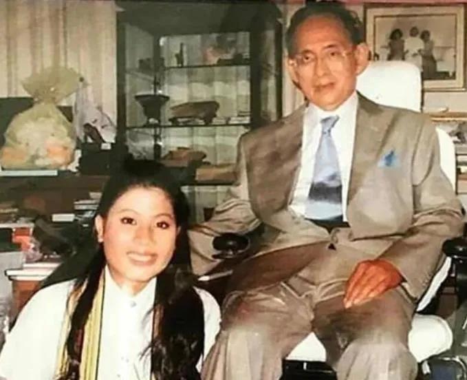 泰王的小女儿和爷爷合影，老国王气质一如既往的斯文，他的脸也是真小，比孙女的都小。