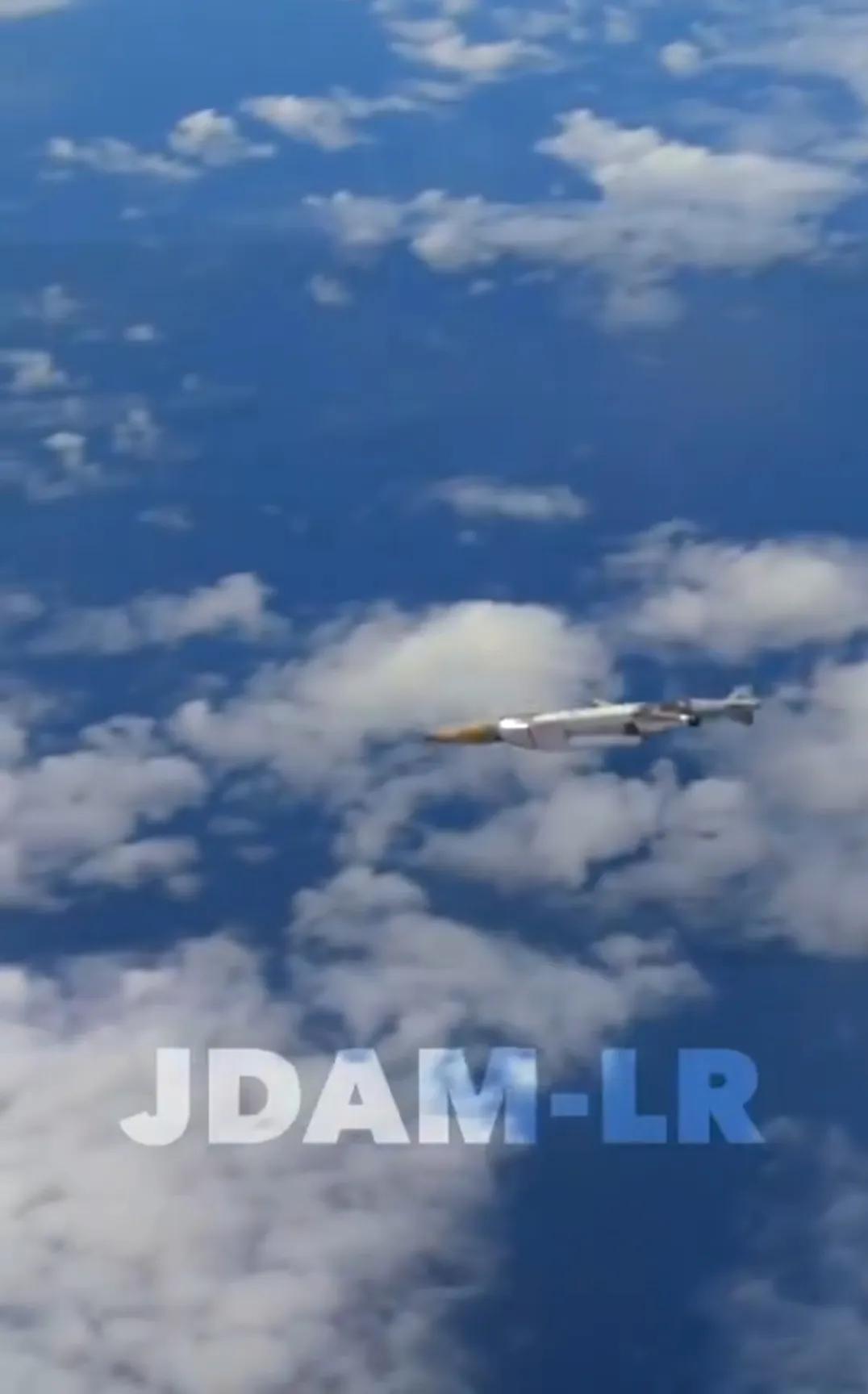 美国海军首次空中测试了远程联合直接攻击弹药（JDAM-LR）。一架美国海军F/