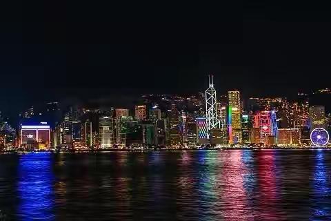 101万人涌进香港，茶餐厅排长队，酒店住满了——但老板们笑不出来。西九龙站的