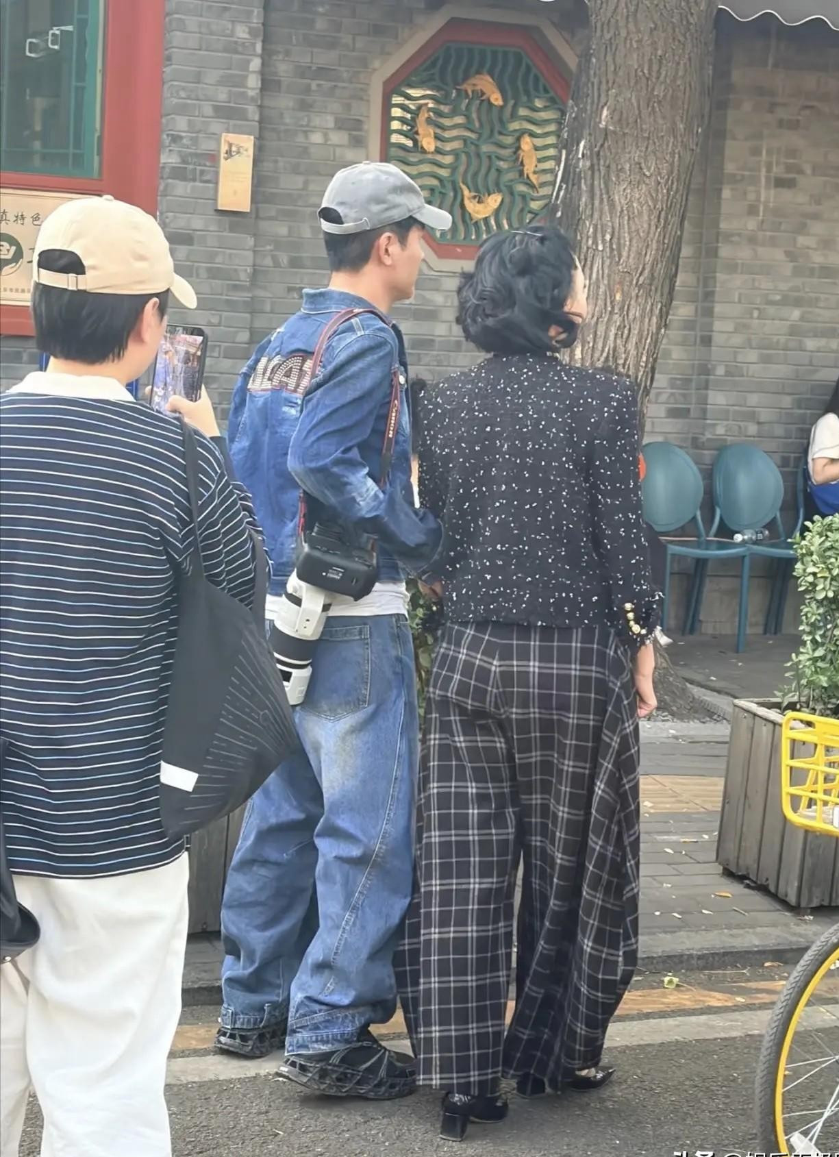 曾经被郭晓东当成宝贝宠上天的程莉莎，最近露面居然被不少人吐槽“像个买菜大妈”。当年看综艺的时候，她那