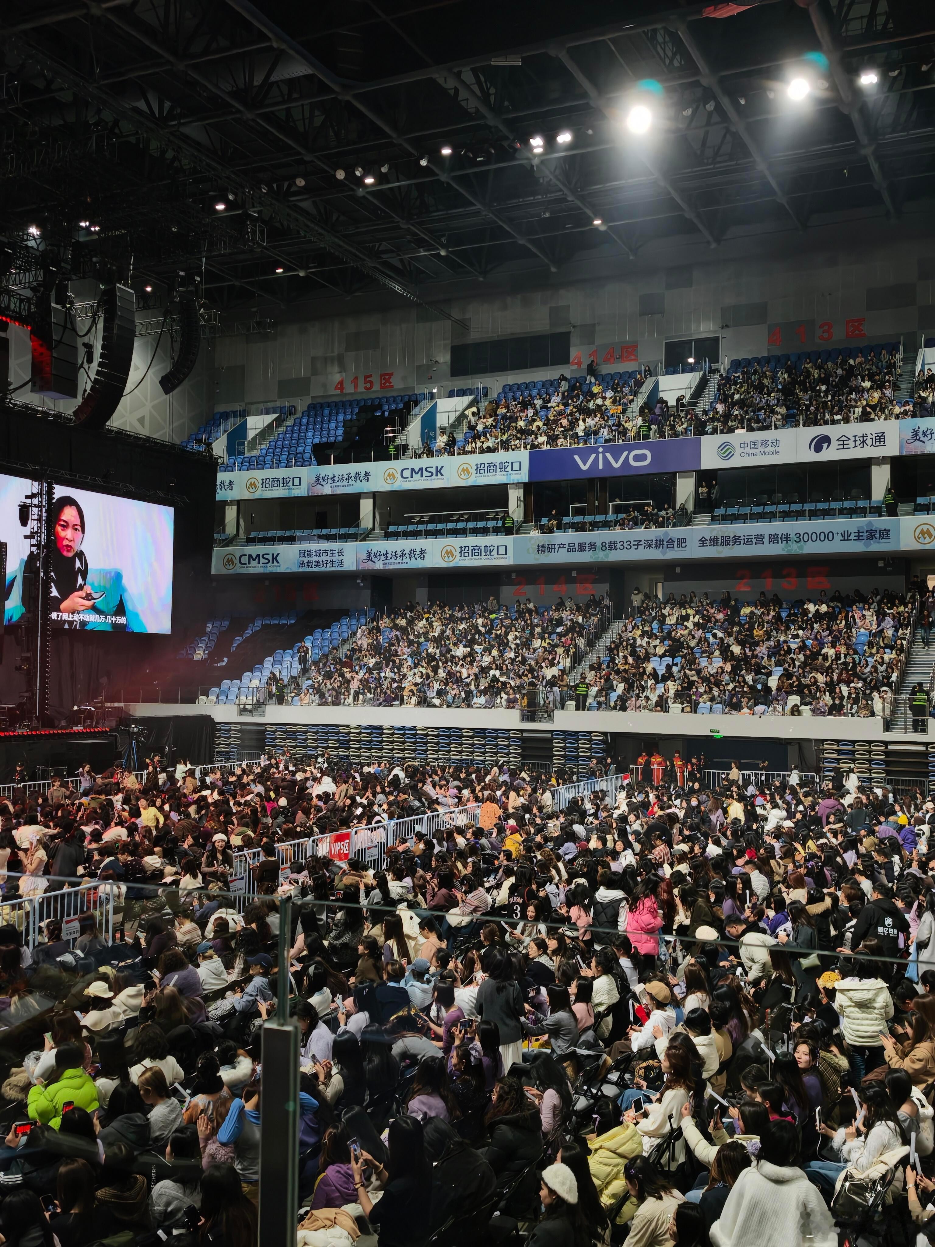 于适直播演唱会后直播唠嗑太惊喜，不仅唱《观山》，还说英文、哈萨克语，语言天赋直