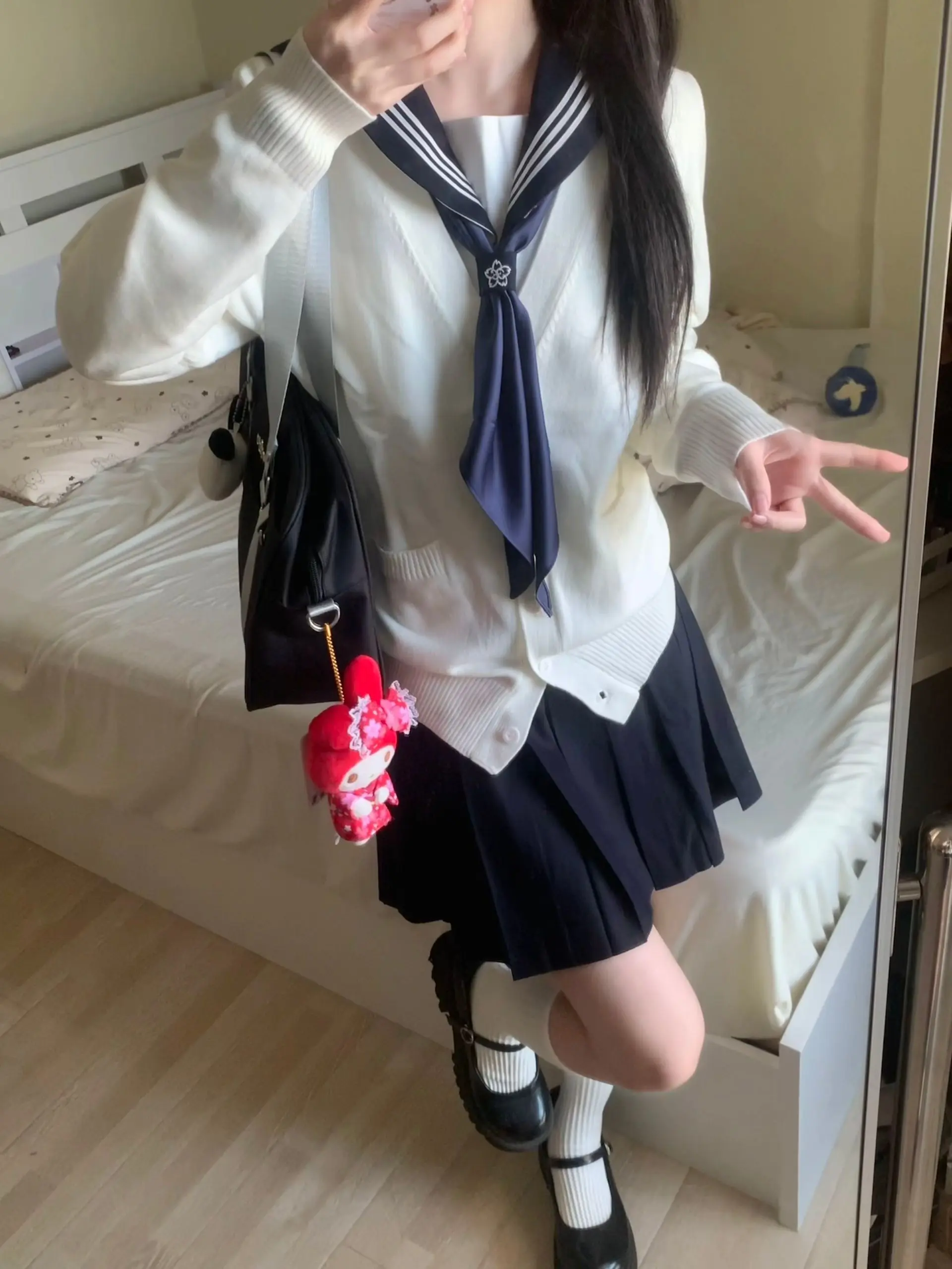 水手服配开衫。