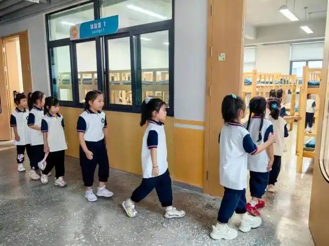 三年间，我国小学新生入学人数已经减少了644万。今年开学，广西一乡村小学出