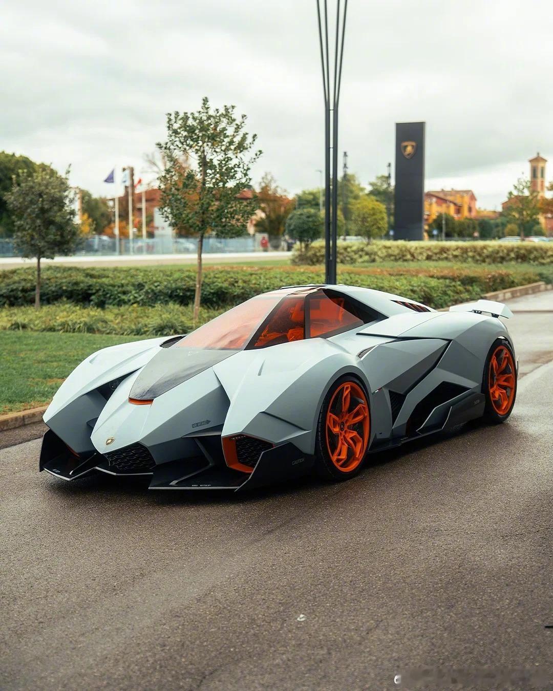 LamborghiniEgoista，这上街回头率不得300%啊？！
