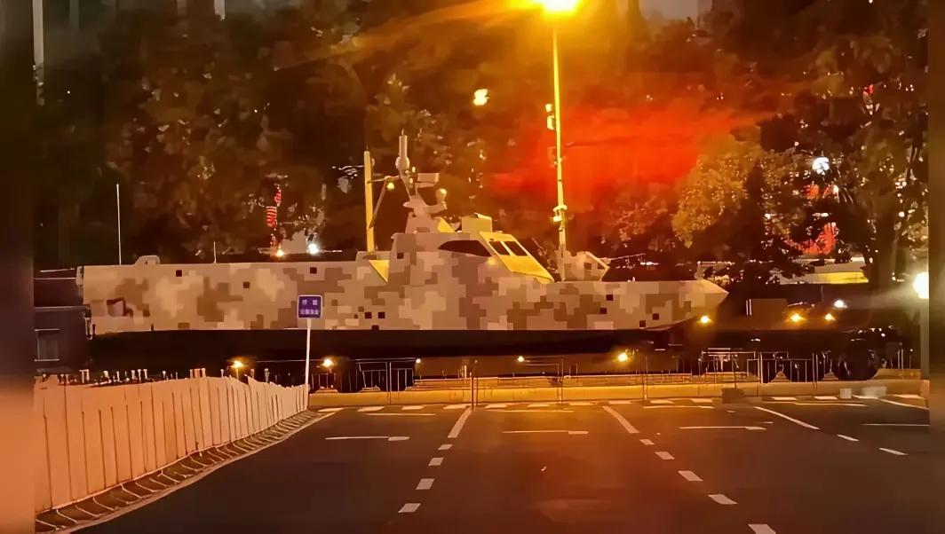对岸的“快奇”无人艇拉出来比比怎么样？在解放军的现役无人艇面前，尚在研制中的台军
