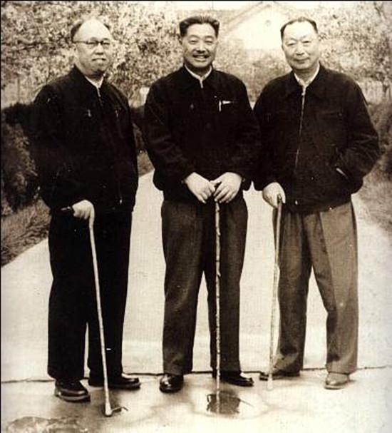 1960年贺龙负责国防工业，他专门来到成都航空发动机厂视察。在三号车间，他看见一