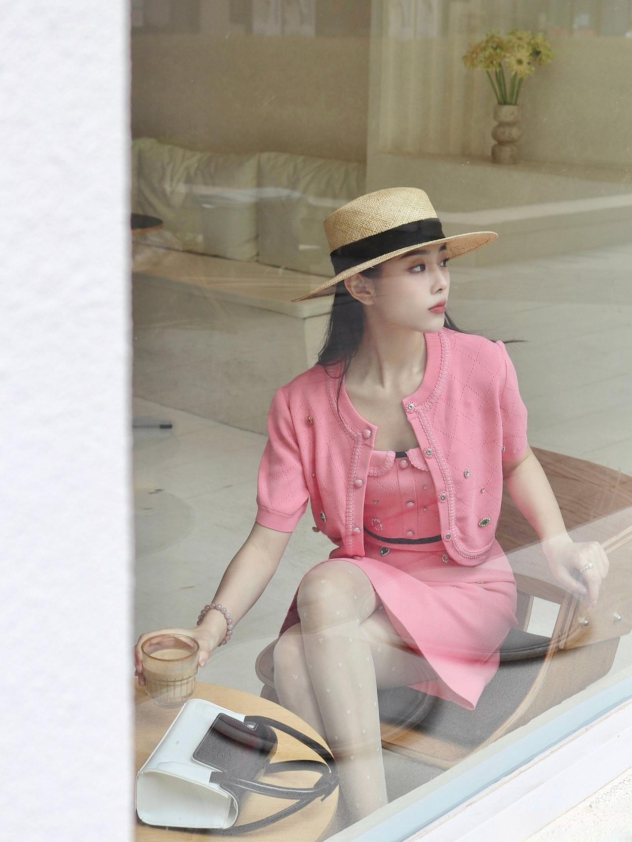 这套是“甜美元气的复古少女风”穿搭，全粉套装适配温柔室内场景，清新又减龄：