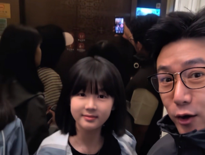 陆毅一家四口出去吃饭，大女儿贝儿说，要带爸妈去一家她去过的餐厅，她520的时候和
