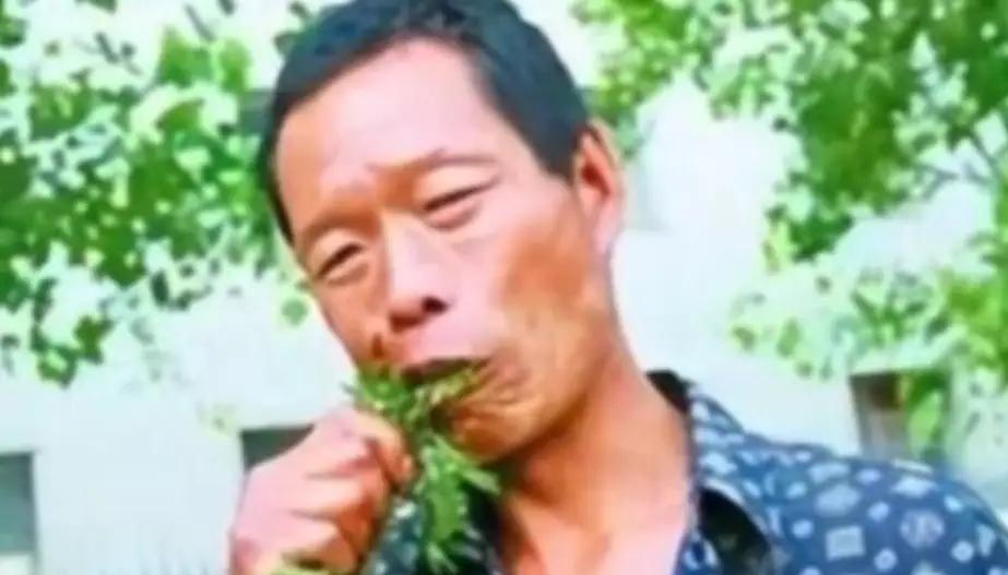 他34年吃了40吨草，闻到肉味就想吐，每天就靠吃草充饥，身体非常健康，后来去医院