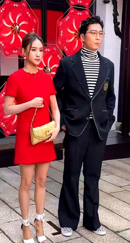 同样是给赌王家当女婿，窦骁和辛奇隆的待遇，把豪门的现实撕得明明白白当年辛奇隆迎娶何超盈，岳母四太直接