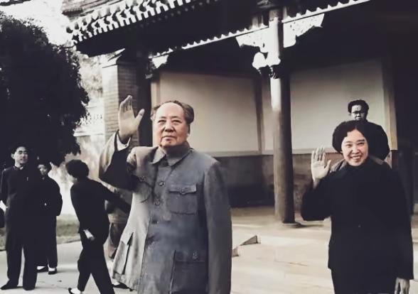 翻开那些老照片：那时，王光美对毛主席十分崇敬，有时还高兴地陪同毛主席迎送外宾…