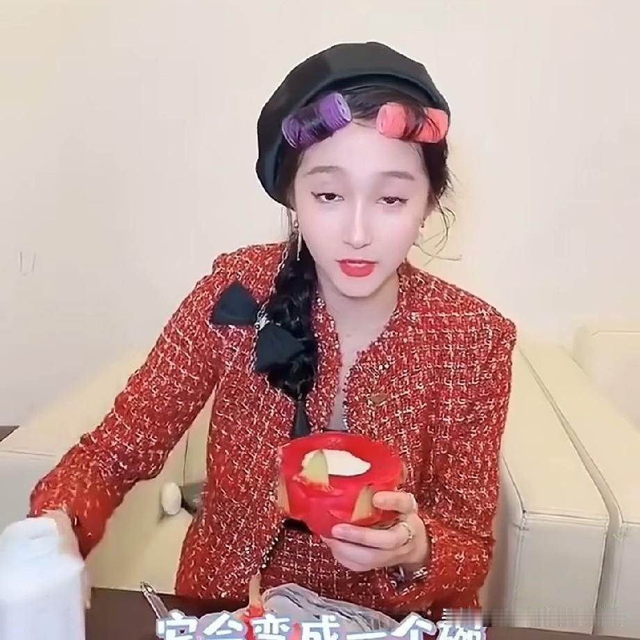 关晓彤在家自制了一份水果奶捞，过程十分简单。她取了一个红心火龙果，用勺子在中间挖