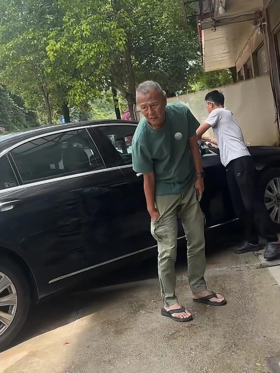 72岁刘德凯在昆明保养车被偶遇，穿着T恤拖鞋，顶着满头白发，打扮像邻家大爷，十分