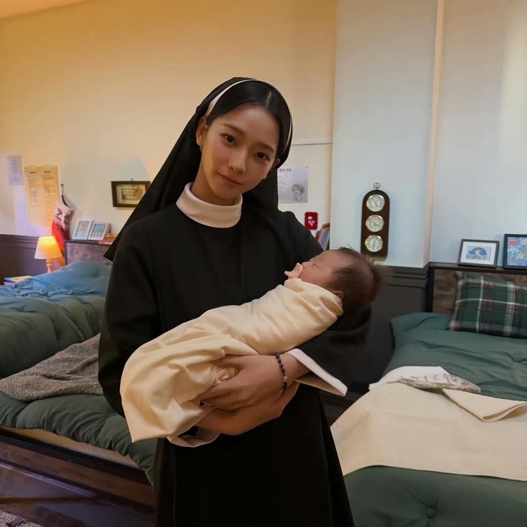 柳智敏抱孩子柳智敏抱娃柳智敏抱孩子