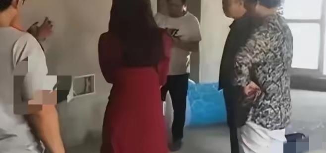 河南，一女子家中装修，与装修工相处时间一长，两人竟暗生情愫，岂料事后女子发现自己