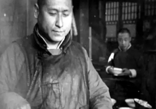 1949年，代号“608”的地下党，因唯一的交通员病逝，和党组织失联，这时，他想