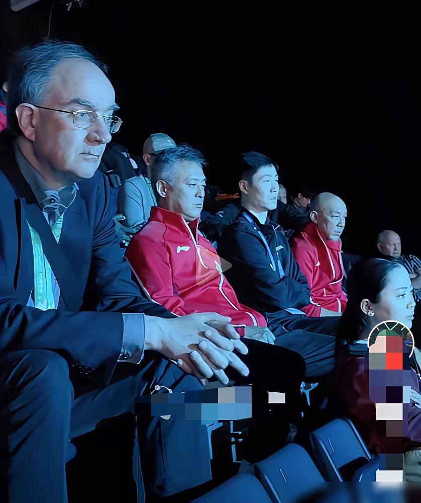 国乒这波操作，直接把赛场变成了“练兵场”！孙颖莎刚赢下硬仗，王励勤和秦志戬就扔出