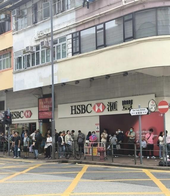 去香港排队存钱的那批人，估计都踩雷了！人民币汇率已经从最低点升值了近8%了，如果