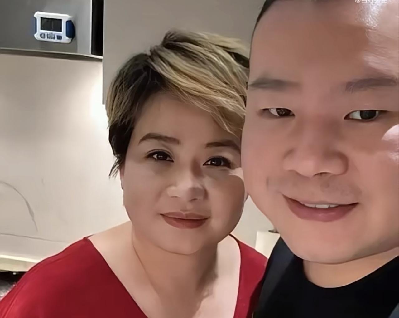 岳云鹏在外是德云一哥，回家秒变“郑敏饲养的小岳”，这“妻管严”人设早被玩明白了。