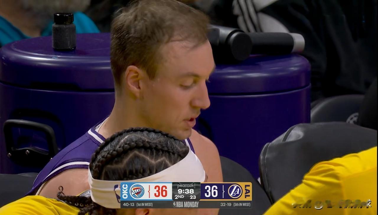 湖人新援肯纳德真是太亮眼了！在今天湖人主场迎战雷霆的焦点战中，目前双方的上半场比