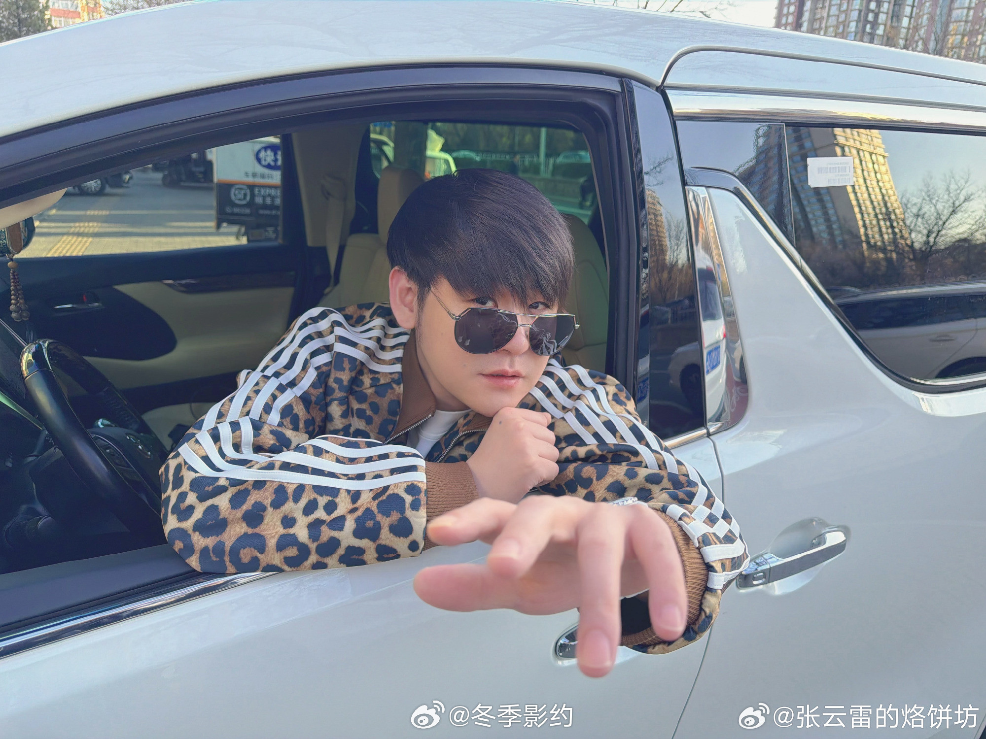 张云雷戴了一头鸟他那个懵懵的表情绝了，明明被鸽子占满一头还要强装镇定，怕一动就