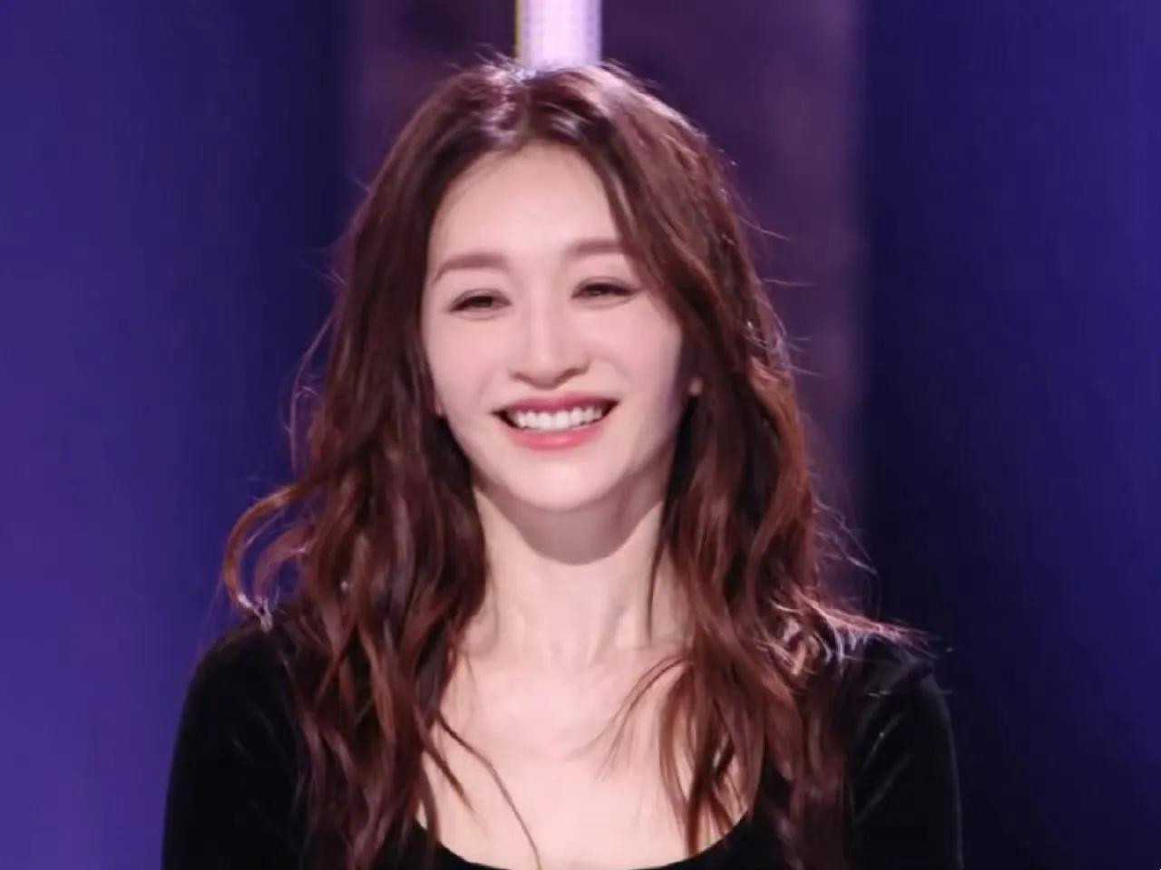 李小冉才是“黑天鹅本鹅”！一袭黑色丝绒长裙，冷白皮在灯光下反光到刺眼，天鹅颈、