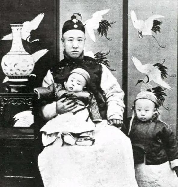 1915年一天，9岁的溥仪和乳母在床上正躺着，谁知，总管太监张谦和招呼也不打直接