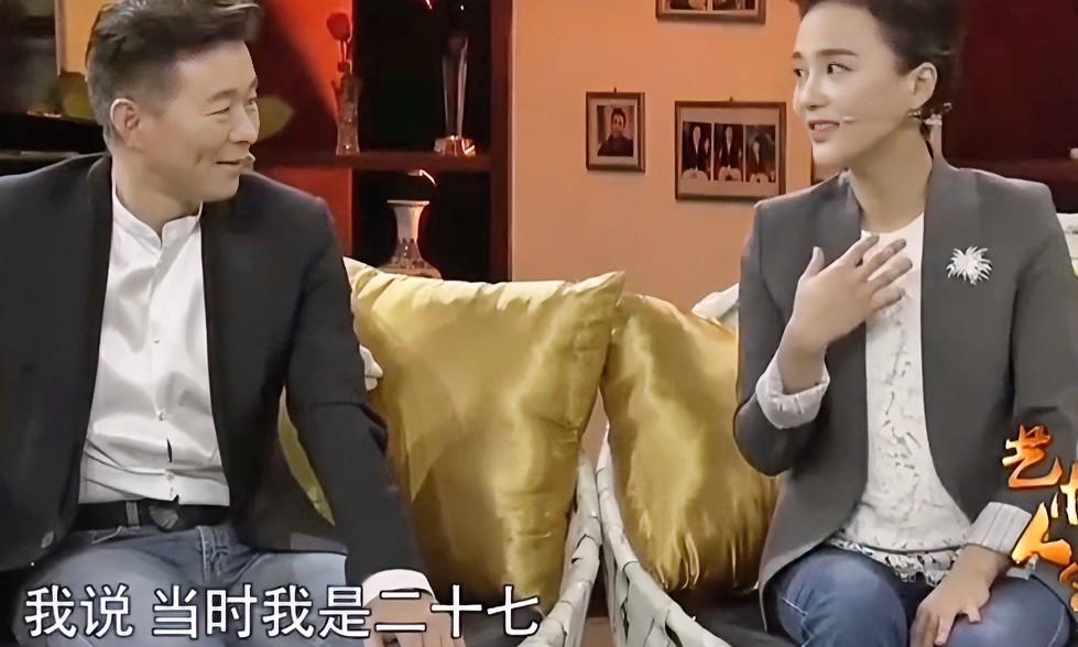 王宏伟的妻子杨珊珊说：“我二十七岁的时候，有人跟我说要给我介绍相亲对象，介绍人跟