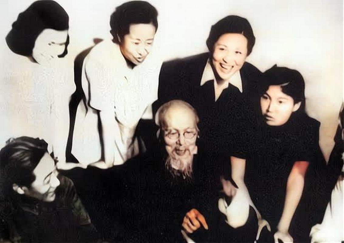 齐白石68岁时，与他关系交好的四川军阀王缵绪送给他一个十多岁年轻婢女，齐白石很是