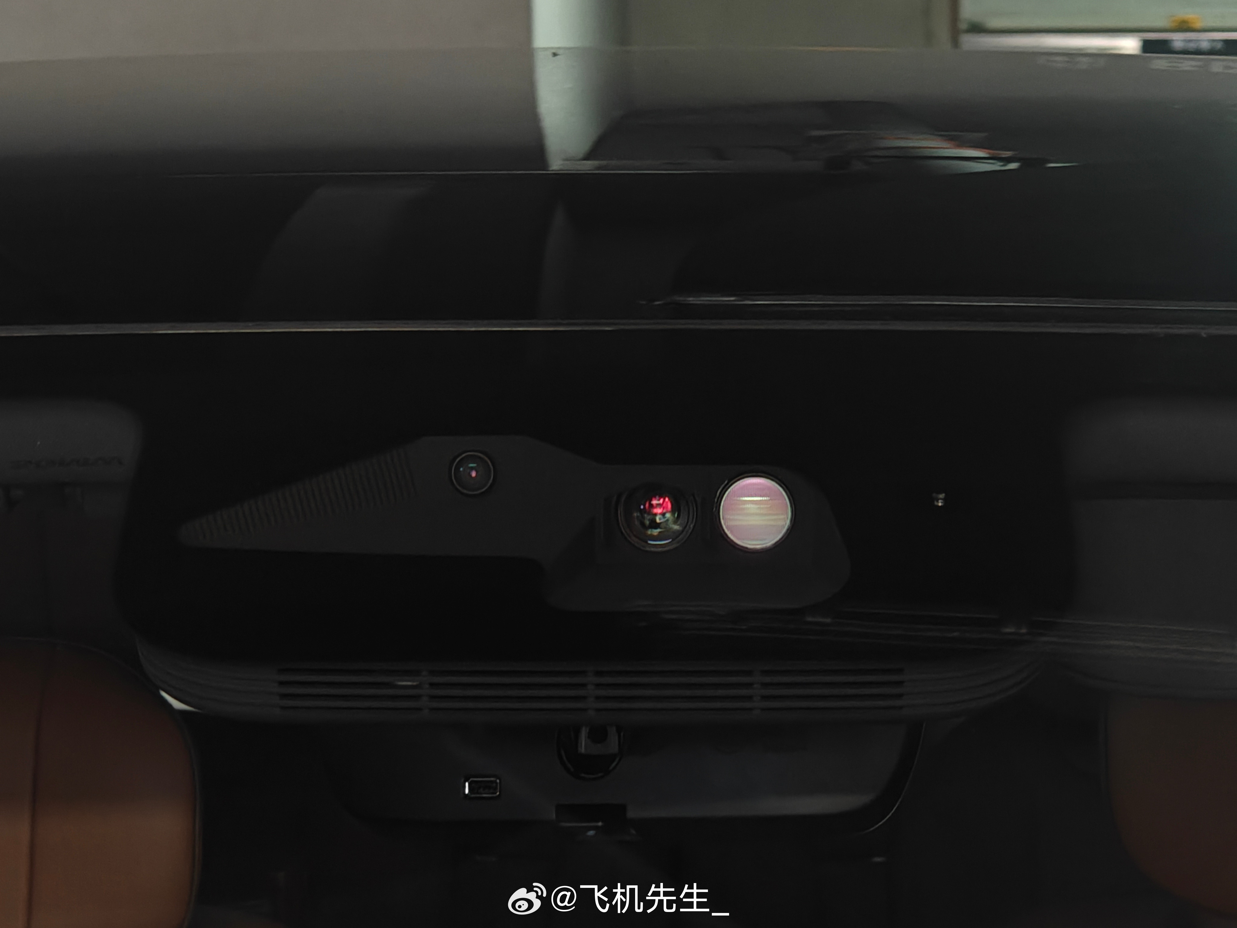 大家从第一张图里能看到什么？全新M9前挡风玻璃上，有一处非常经典的棱镜反光，