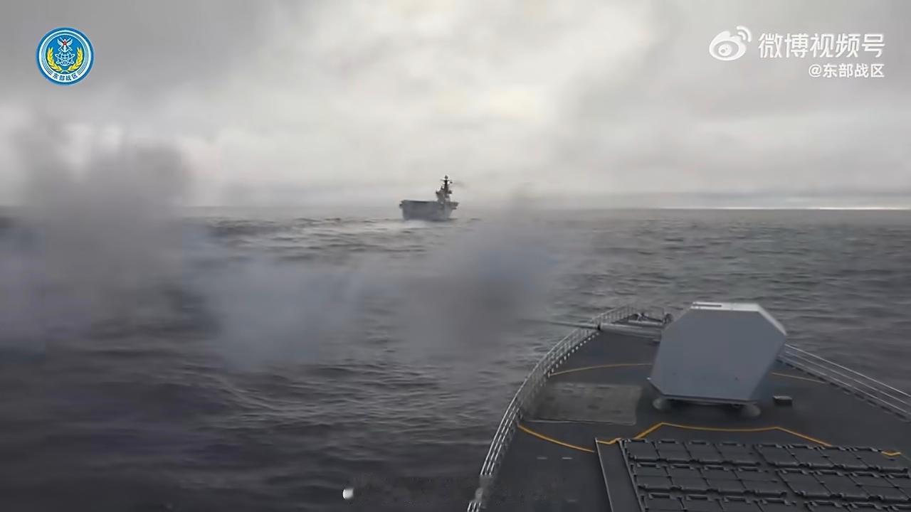 这应该就是台军通报里位于鹅銮鼻以东160海里的中国海军两栖攻击舰编队了，至少有4
