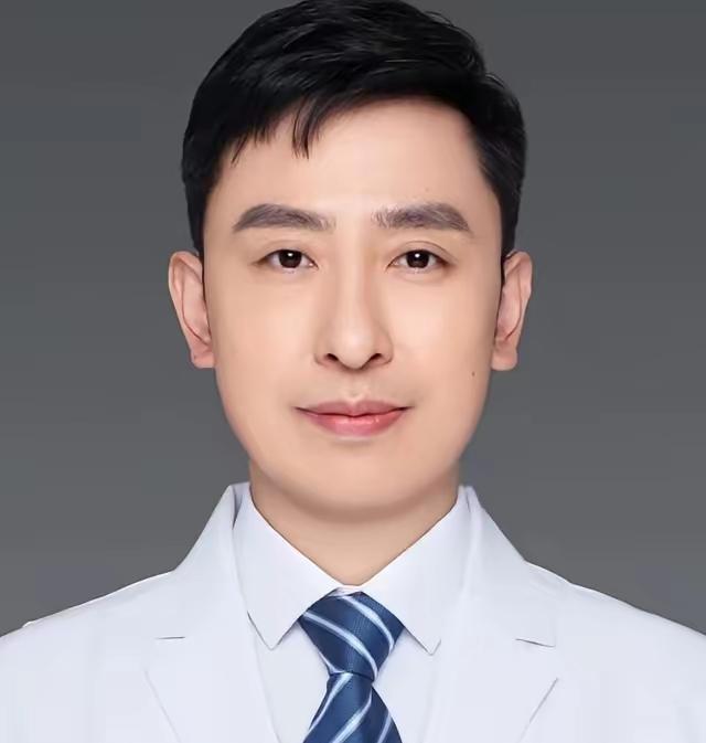 这位是谷文平的下属曾秋明医生，是孙同学告别信中提到的医生。曾秋明40上下的年纪，