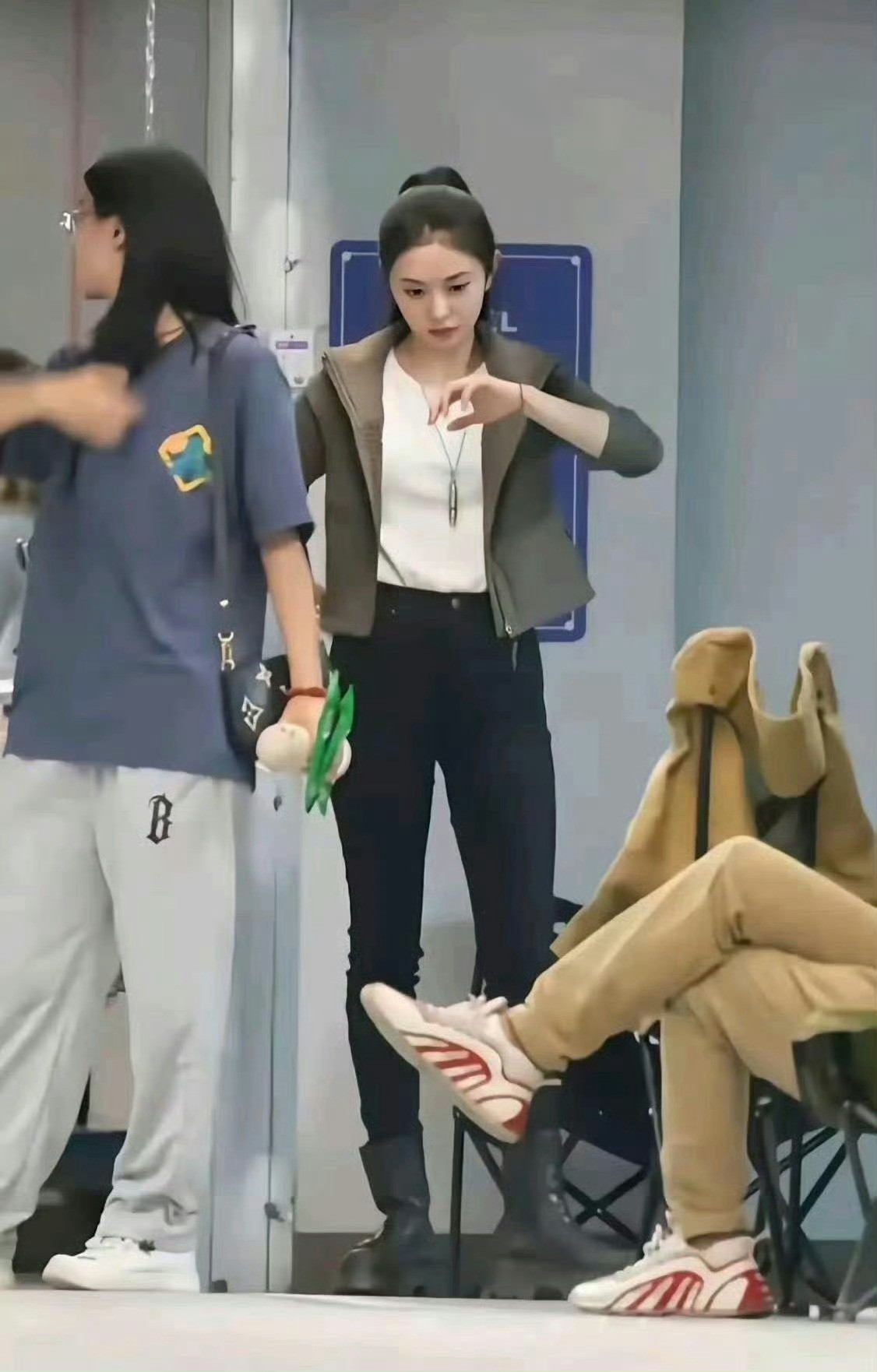 刘浩存虽然看着好小巧，但身材比例太绝了，腰下全是腿太少见了