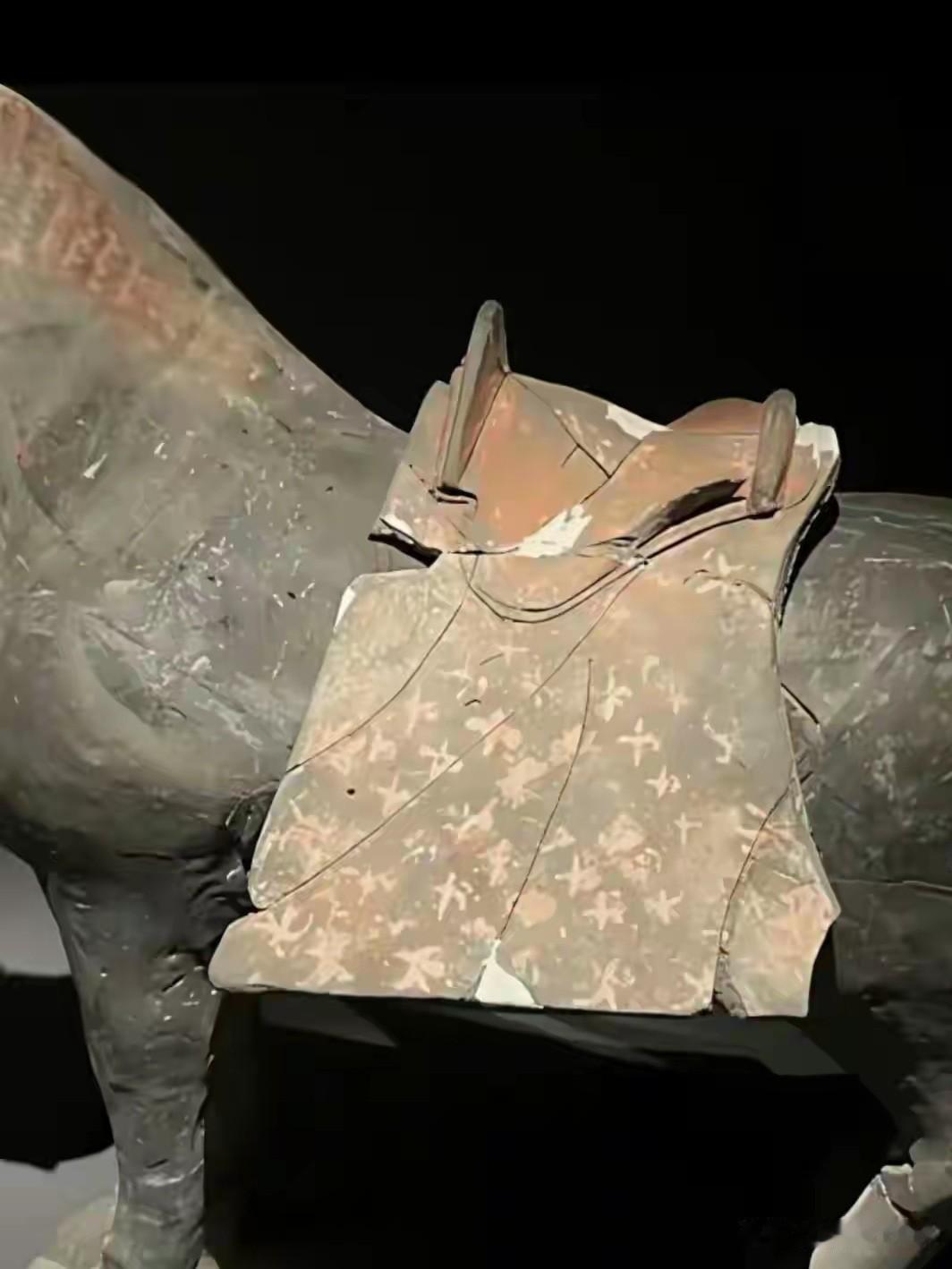 惊呆了！大同市博物馆的这件藏品是不是很眼熟？这件北魏陶马，2000年从雁北师