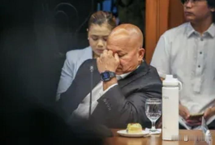 菲律宾参议员罗纳德·德拉罗萨已连续数周缺席参议院会议，其律师伊斯雷利托·托里昂透