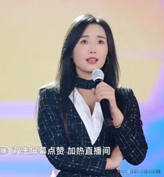 云朵仅靠直播很难维持热度目前，歌手云朵的演唱事业基本出于停业状态，试图通过直