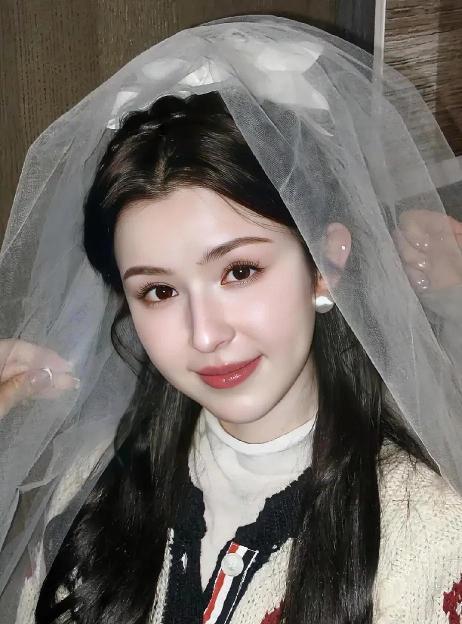 郝蕾一句话挽救了哈妮的自信心大家都知道哈妮克孜长得好看，人送称号4千年难得一