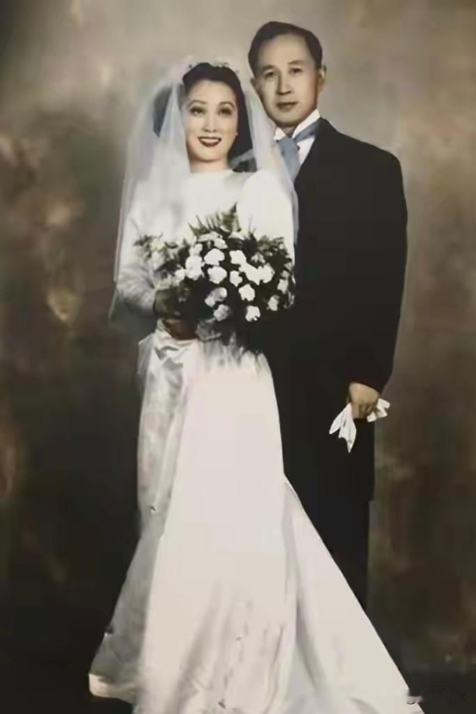 1947年，上海，钱学森与蒋英新婚合影。照片里钱学森西装笔挺儒雅端正，蒋英容貌温