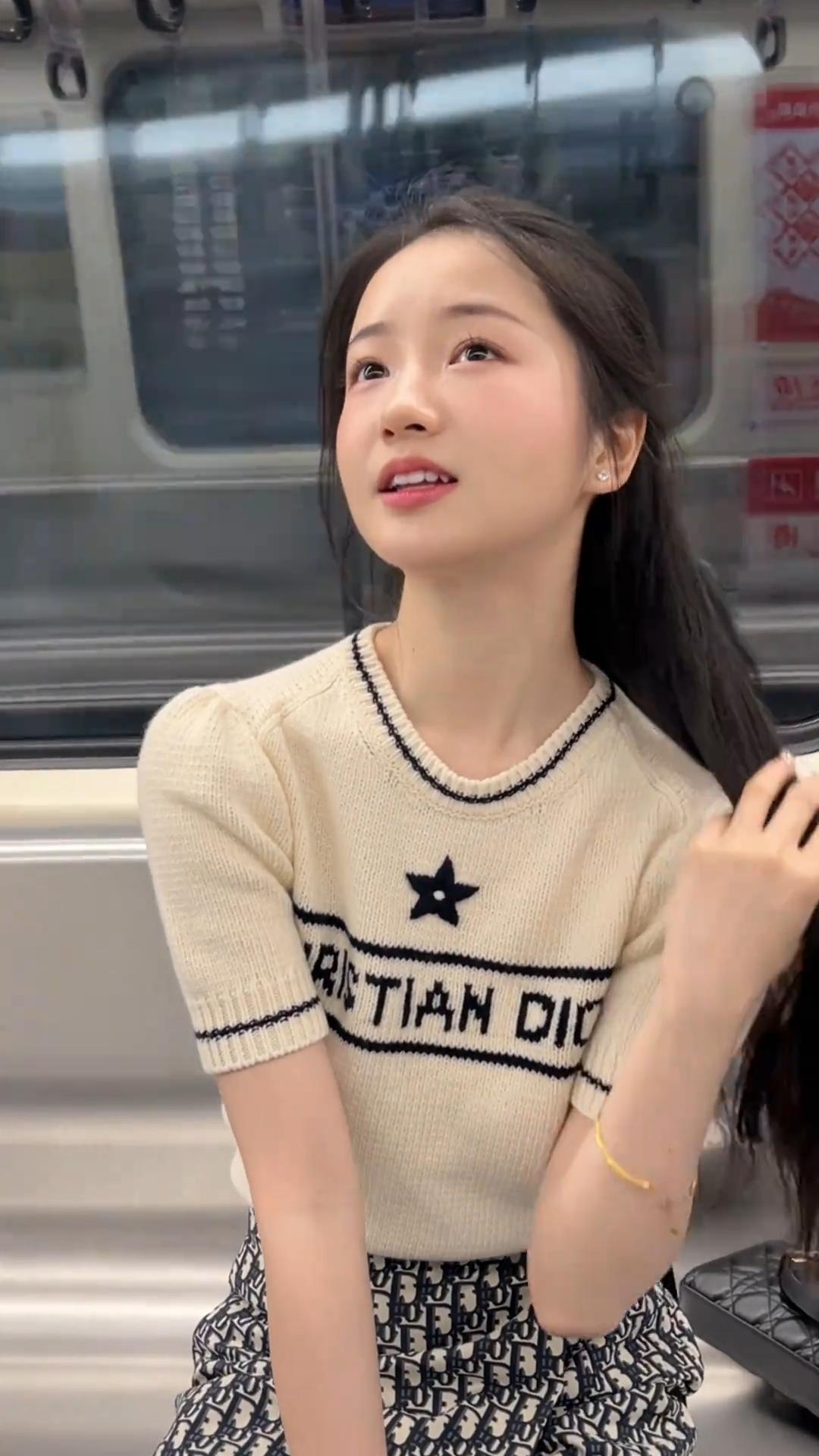 什么样的穿搭可以成为气质女神?发现路人真实的美，地铁上的小美女。街拍