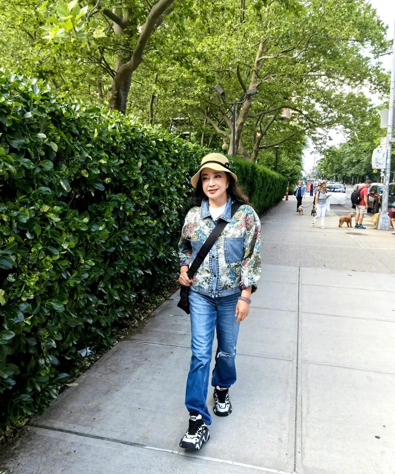 75岁刘晓庆分享近照，感叹人老了一定要有个好身体，宁可伺候别人，也不要让别人伺候