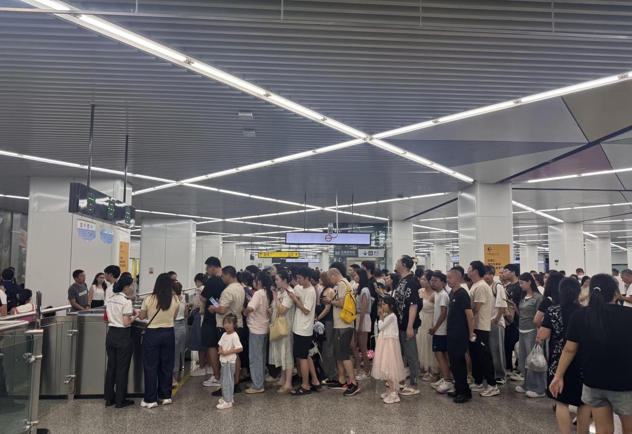 难怪坐轻轨，看到每个进出站口都有工作人员站岗，原来是因为重庆轻轨集团在加大力度