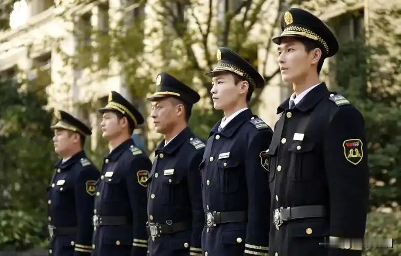 【物业，撤还是不撤？小区自治的真相与思考】"花钱买房，却要看物业脸色"，这