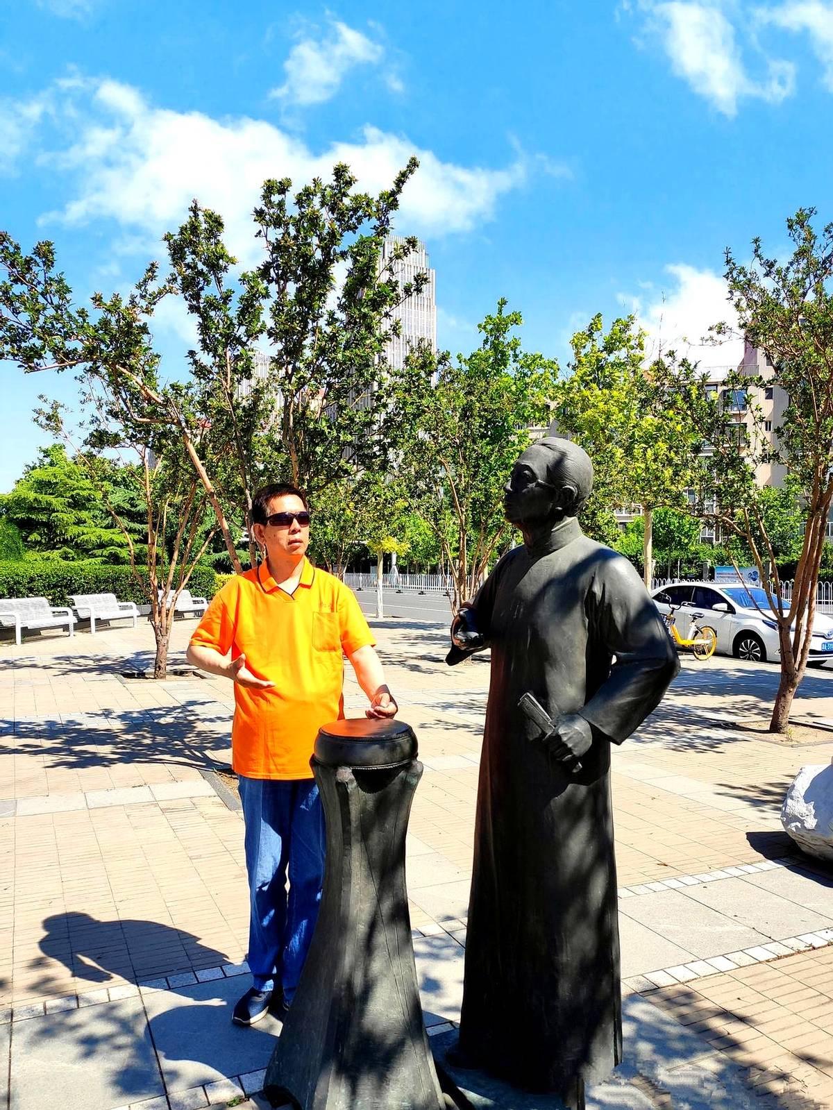 1988年，姜宝林在天津燕春楼摆收徒宴，曲艺界大腕儿都来了，马三立、骆玉笙这些泰