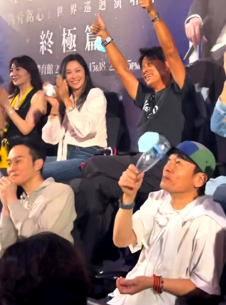 谭咏麟演唱会台下坐了一堆大咖，镜头扫过观众席，网友的嘴又管不住了。李克勤老婆卢淑仪和张智霖老婆袁咏仪