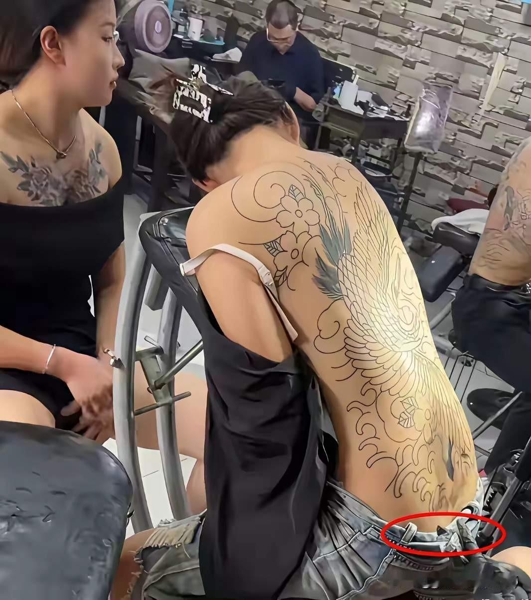 女孩身上有大面积纹身代表什么？你能接受一个女孩身上有大面积纹身吗？很多年轻