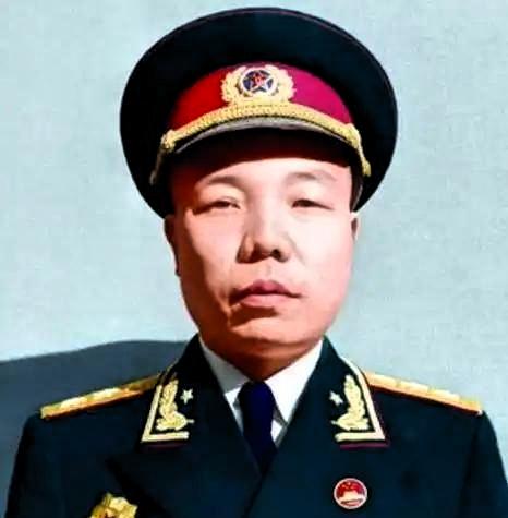 开国上将萧华，年少成名，一生跌宕起伏。他十二岁投身革命，出身江西兴国，少年时期便