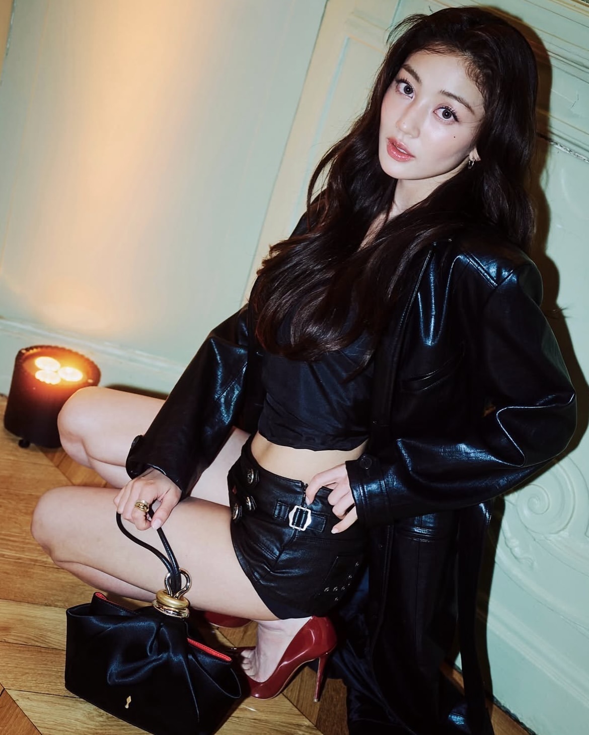 朴志效巴黎时装周出图红底高跟鞋👠
