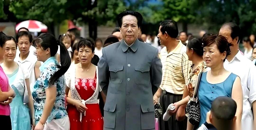 讲真，这大哥的苦恼，我隔着屏幕都感觉到了。老婆出门一趟，扮成伟人，挣几万块回来