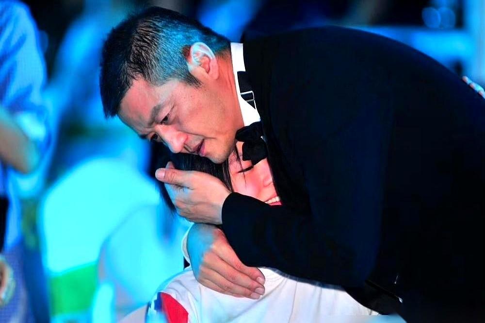 散伙四年，王菲和李亚鹏又坐回了同一张桌上。王菲一身黑衣，墨镜焊在脸上，根本不看